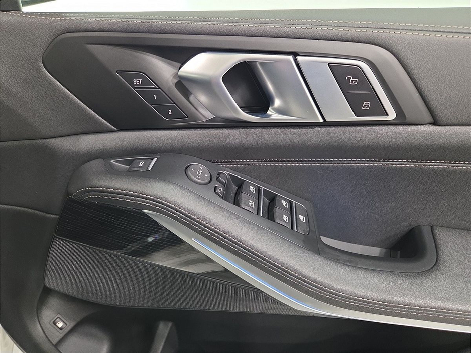2025 BMW X5 - image 23