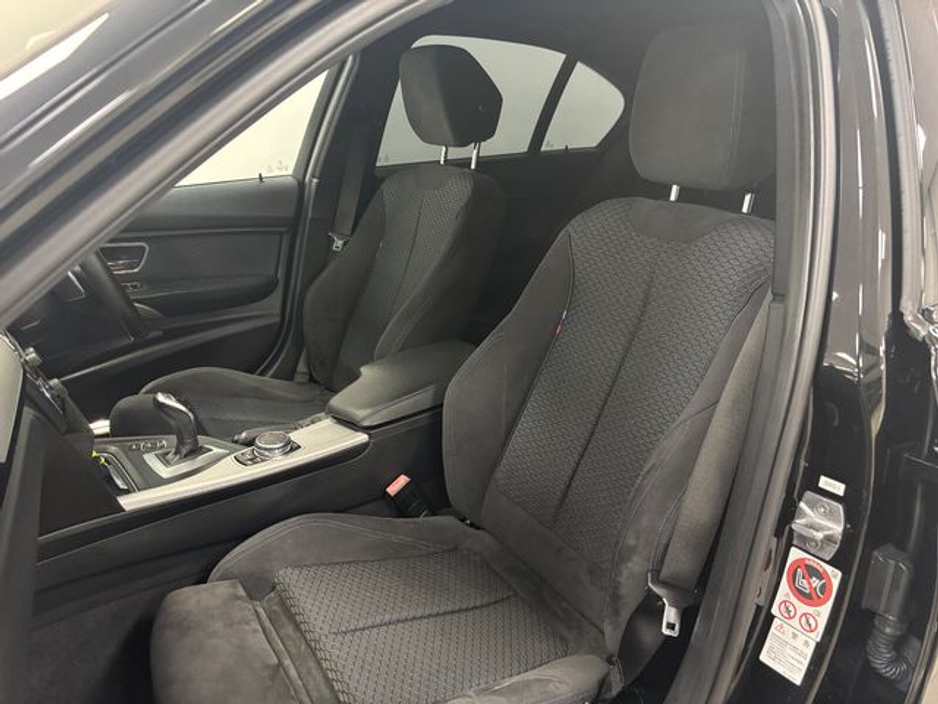 2016 BMW 3 Series - image 12