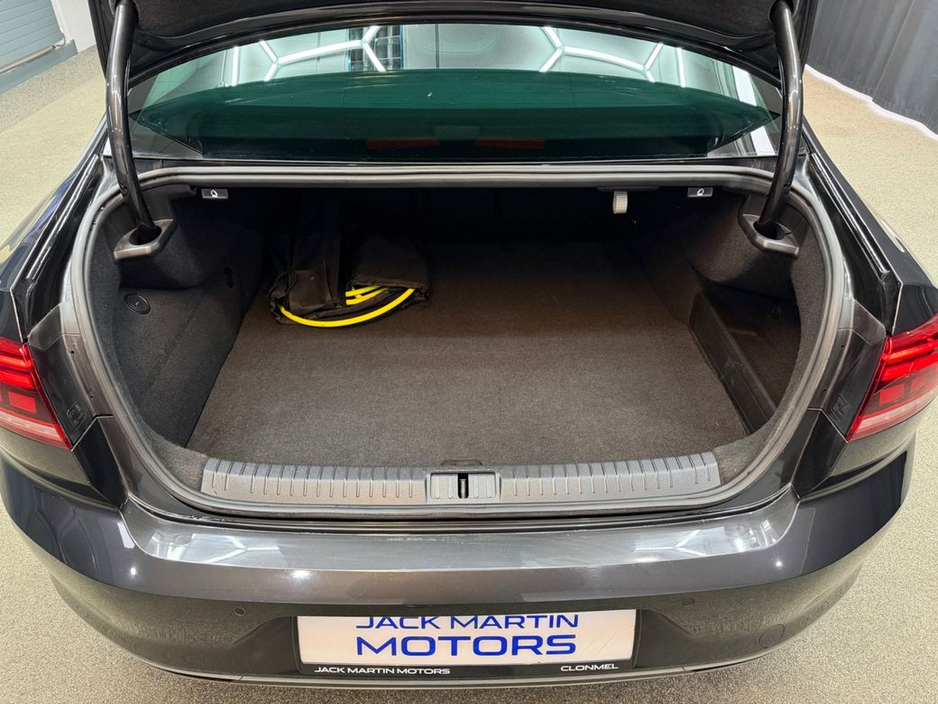 2022 Volkswagen Passat GTE S-A DSG €25,450