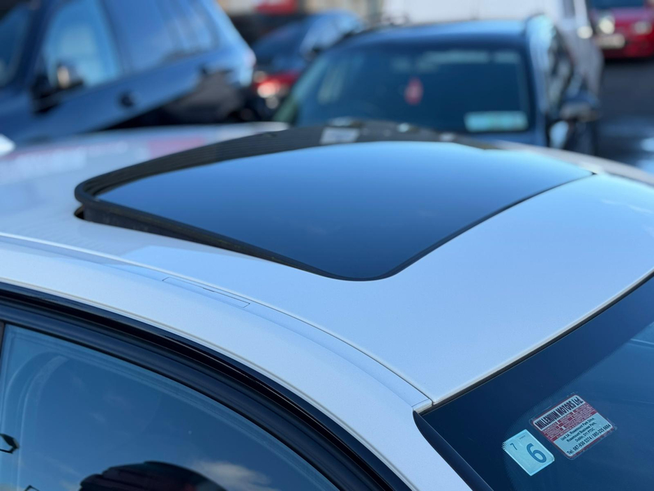 2016 BMW 3 Series - image 9