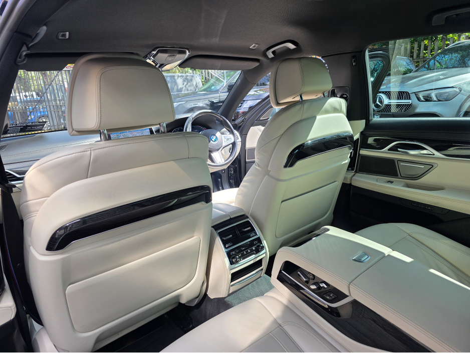 2022 BMW 7 Series - image 35