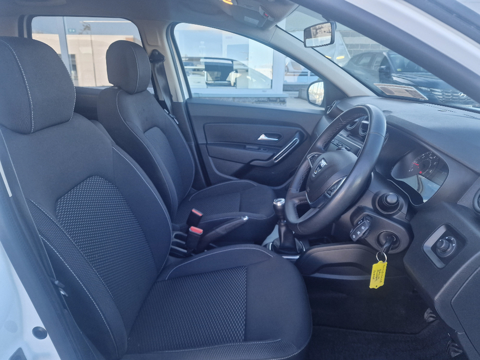 2020 Dacia Duster - image 18