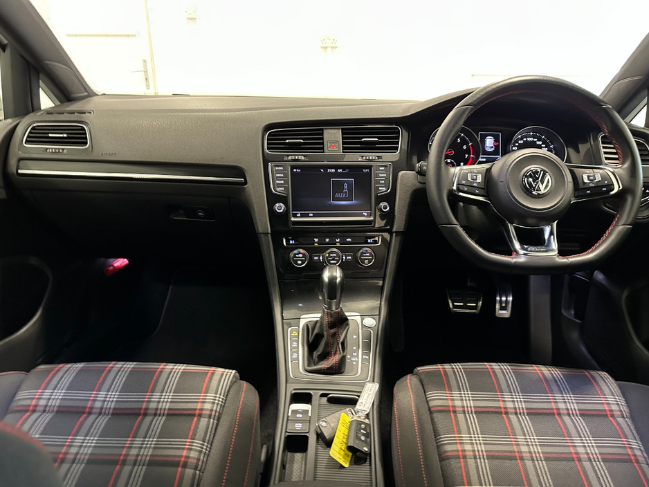 2014 Volkswagen Golf - image 32