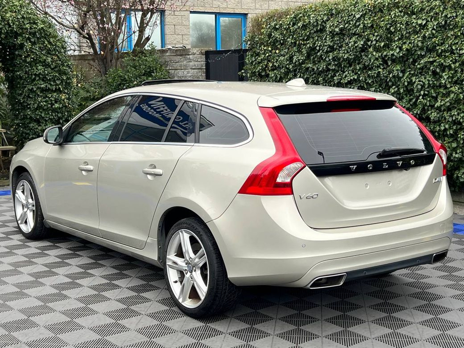 2017 Volvo V60 - image 7