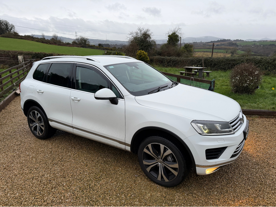 2015 Volkswagen Touareg - image 5