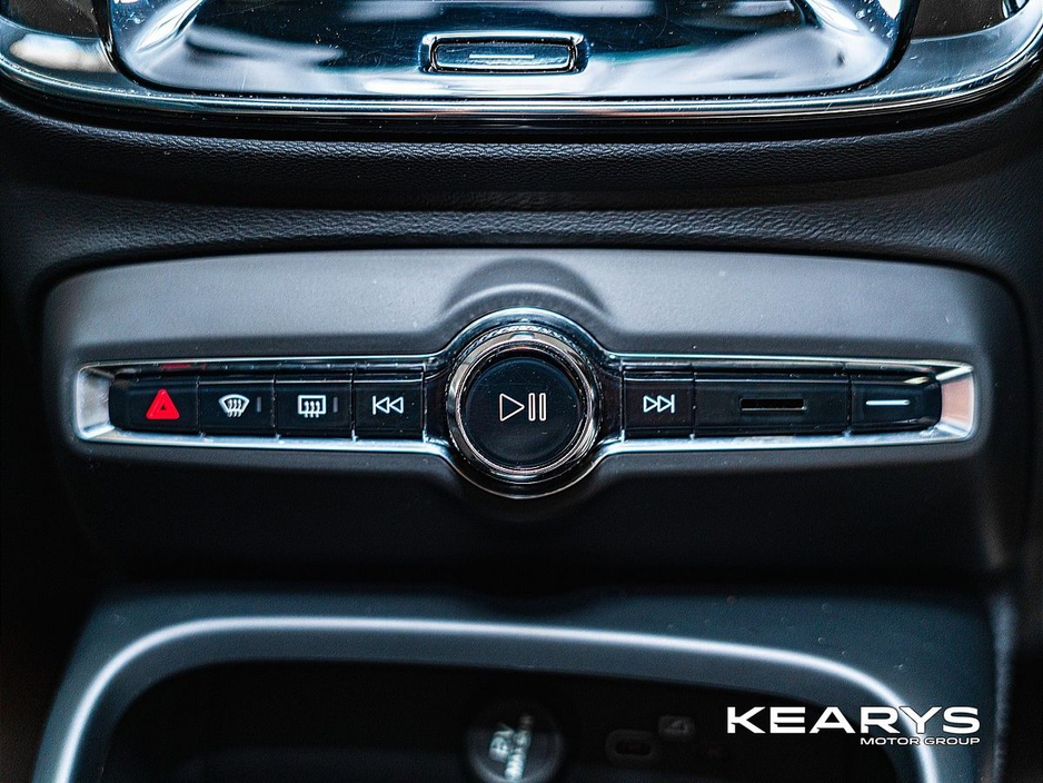 2022 Volvo XC40 - image 15