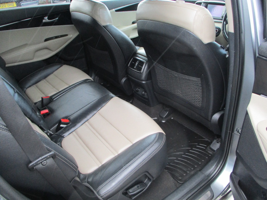 2017 Kia Sorento - image 14