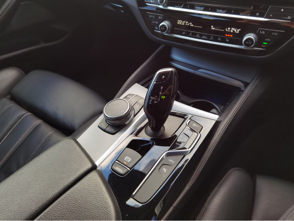 2017 BMW 5 Series - image 16