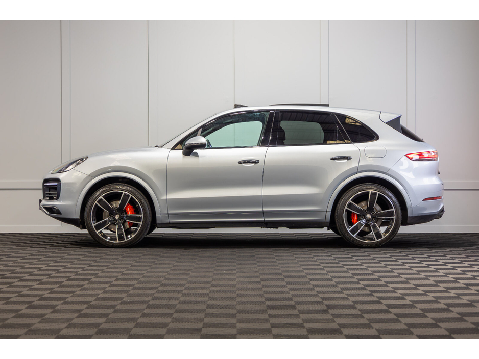 2020 Porsche Cayenne - image 3