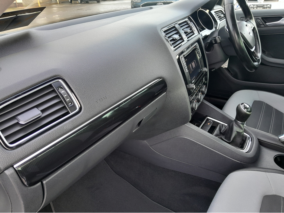 2015 Volkswagen Jetta - image 24