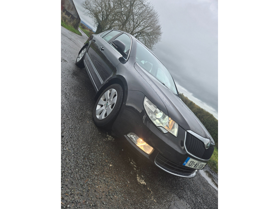 2013 Skoda Superb - image 3