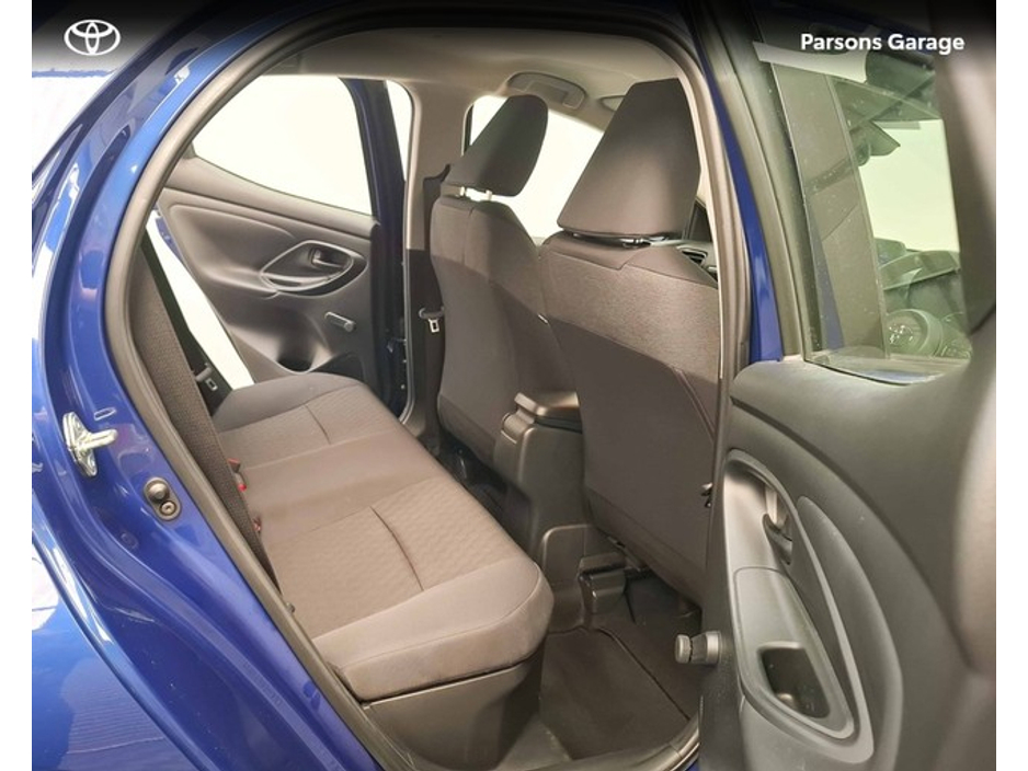 2022 Toyota Yaris - image 12