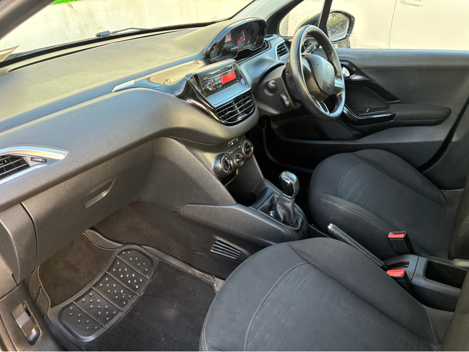 2013 Peugeot 208 - image 13
