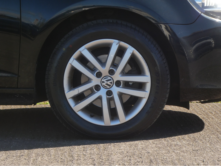 2010 Volkswagen Golf - image 6