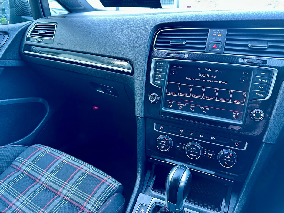 2014 Volkswagen Golf - image 10