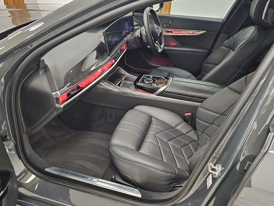 2023 BMW 7 Series - image 16