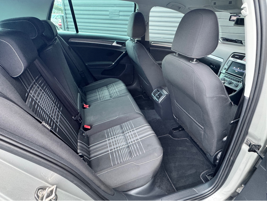 2015 Volkswagen Golf - image 9