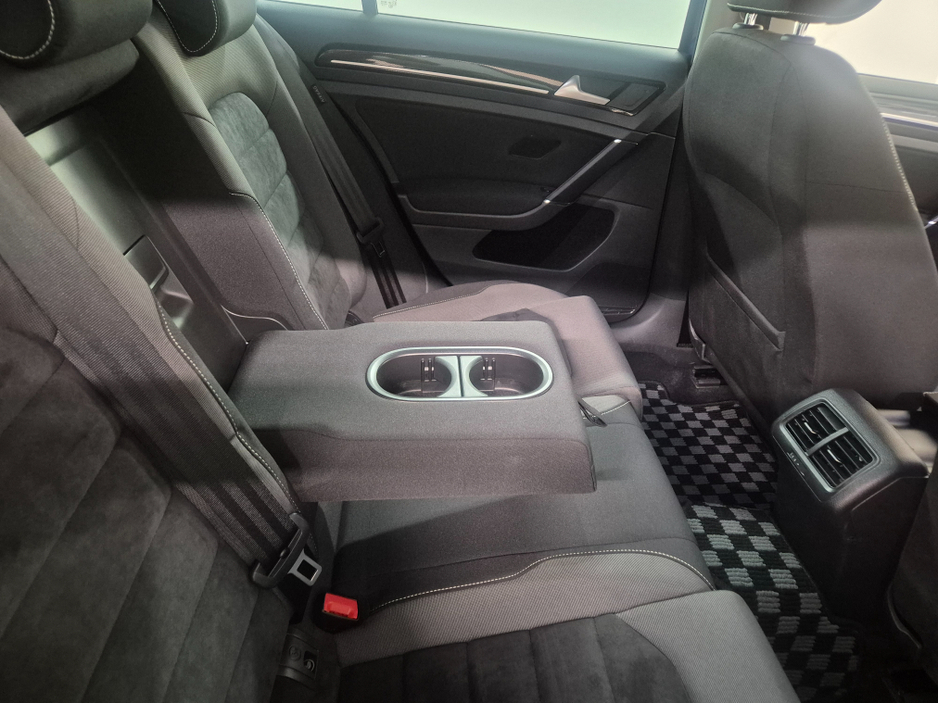 2016 Volkswagen Golf **HIGHLINE**ONLY 64000KMS**ALCANTARA SEATS*17" ALLOYS**BLIS**FOCAL INSIDE SPEAKERS*LANE ASSIST*KEYLESS ENTRY AND START**ADAPTIVE CRUISE CONTROL**DUAL ZONE CLIMATE**REVERSE CAMERA**BLUETOOTH STREAM €15,949