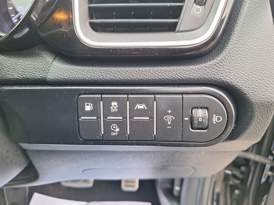 2023 Kia XCeed - image 13