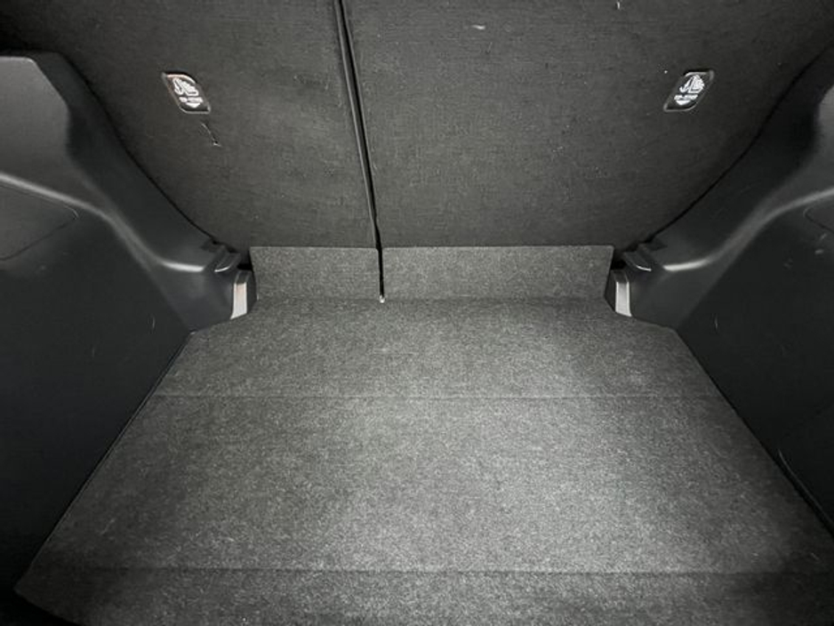 2021 Toyota Yaris - image 8