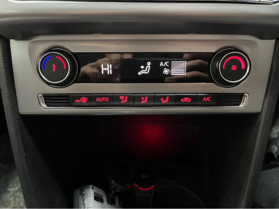 2015 Volkswagen Polo €11950! 2015 VOLKSWAGEN POLO CROSS 1.2 AUTOMATIC / CRUISE CONTROL / REVERSE CAMERA / PADDLE SHIFTERS €11,950