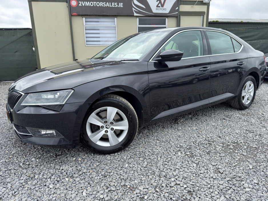 2018 Skoda Superb - image 2