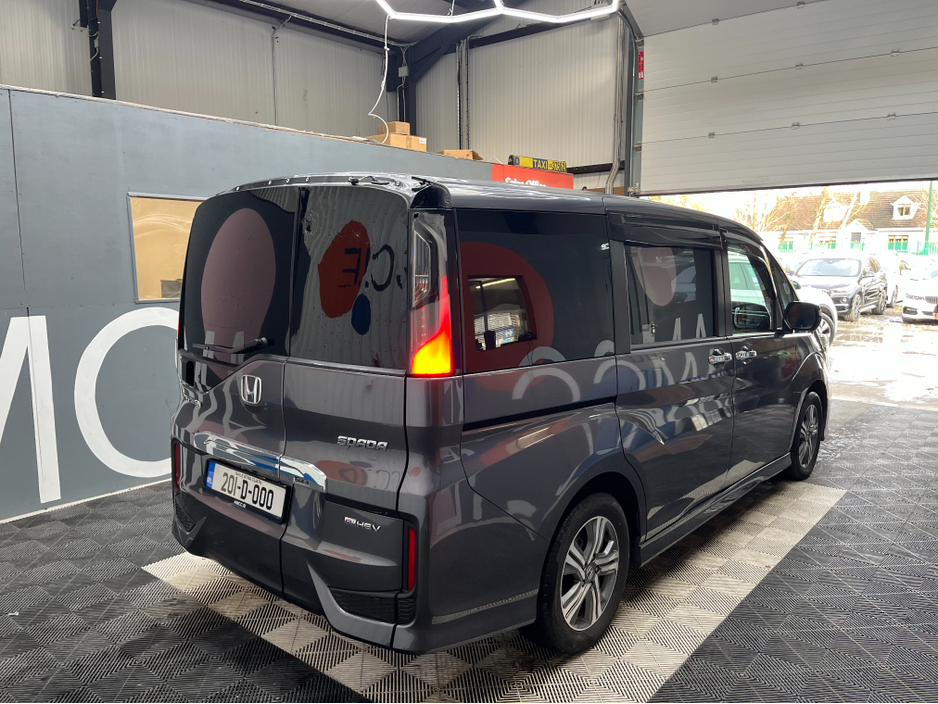 2022 Honda Stepwagon - image 2