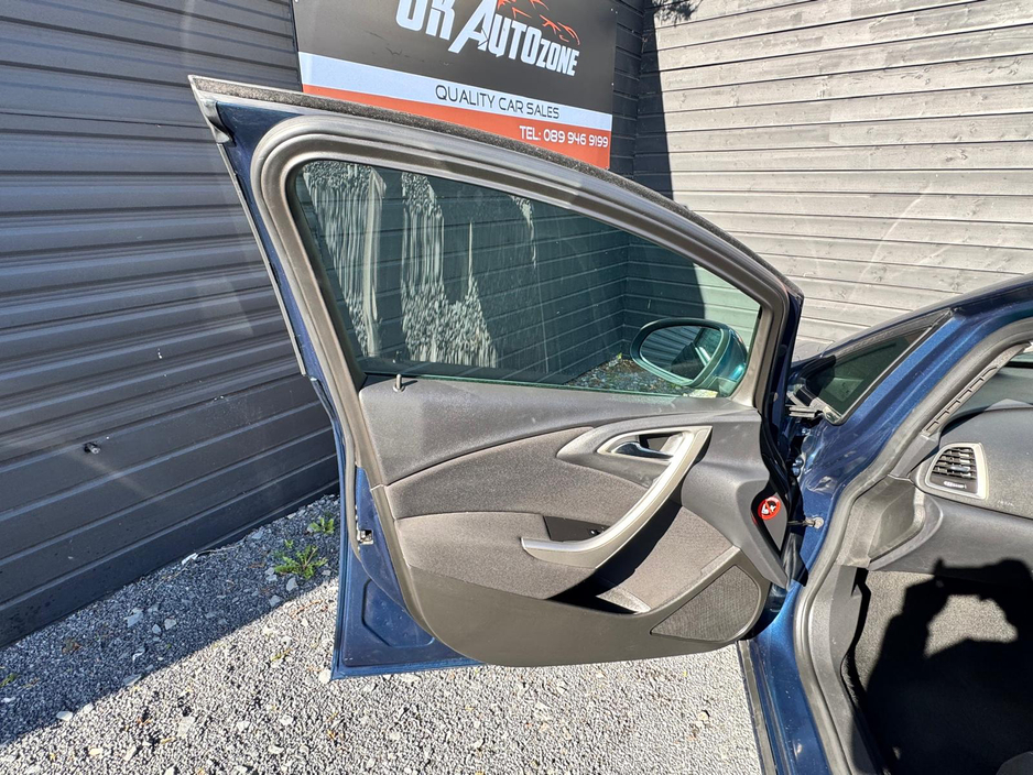 2011 Opel Astra - image 14