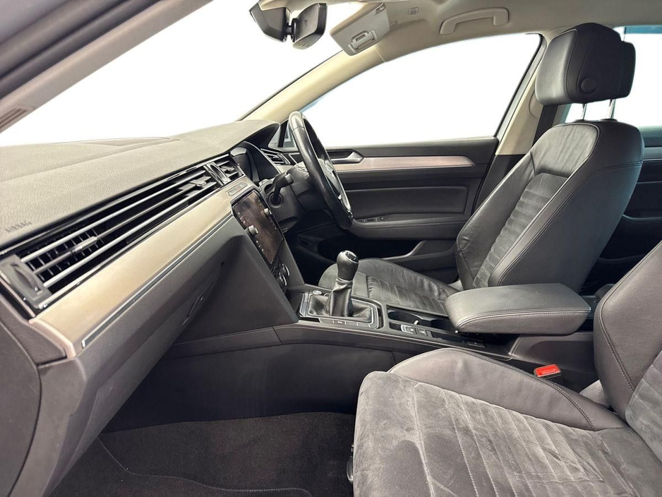 2019 Volkswagen Passat - image 2