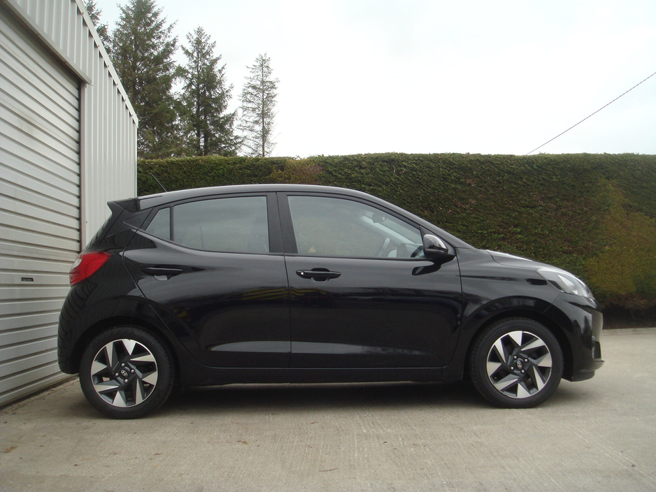 2023 Hyundai i10 - image 2