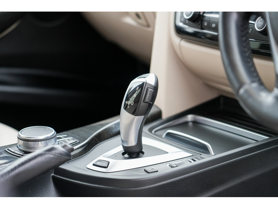 2017 BMW 3 Series - image 4