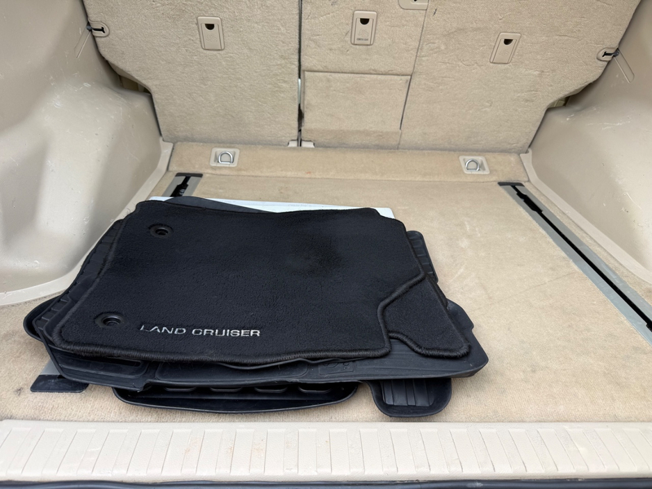 2020 Toyota Landcruiser - image 25