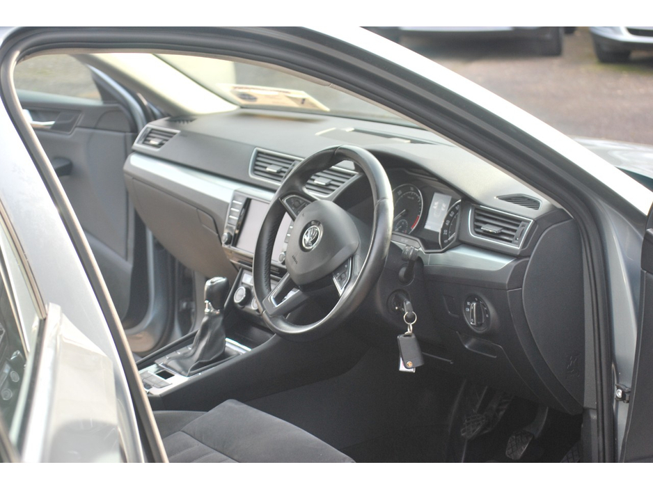 2017 Skoda Superb - image 12