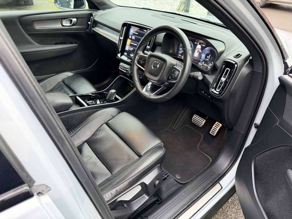 2021 Volvo XC40 - image 7