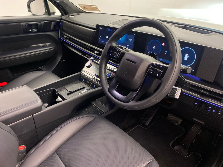 2025 Hyundai Santa Fe - image 9