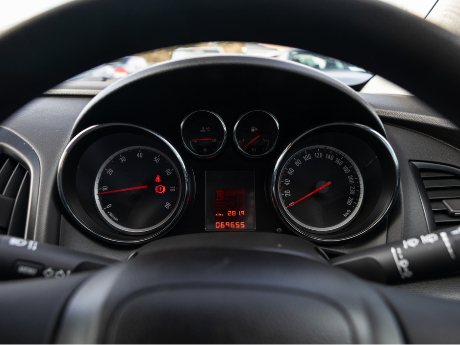 2014 Opel Astra - image 12