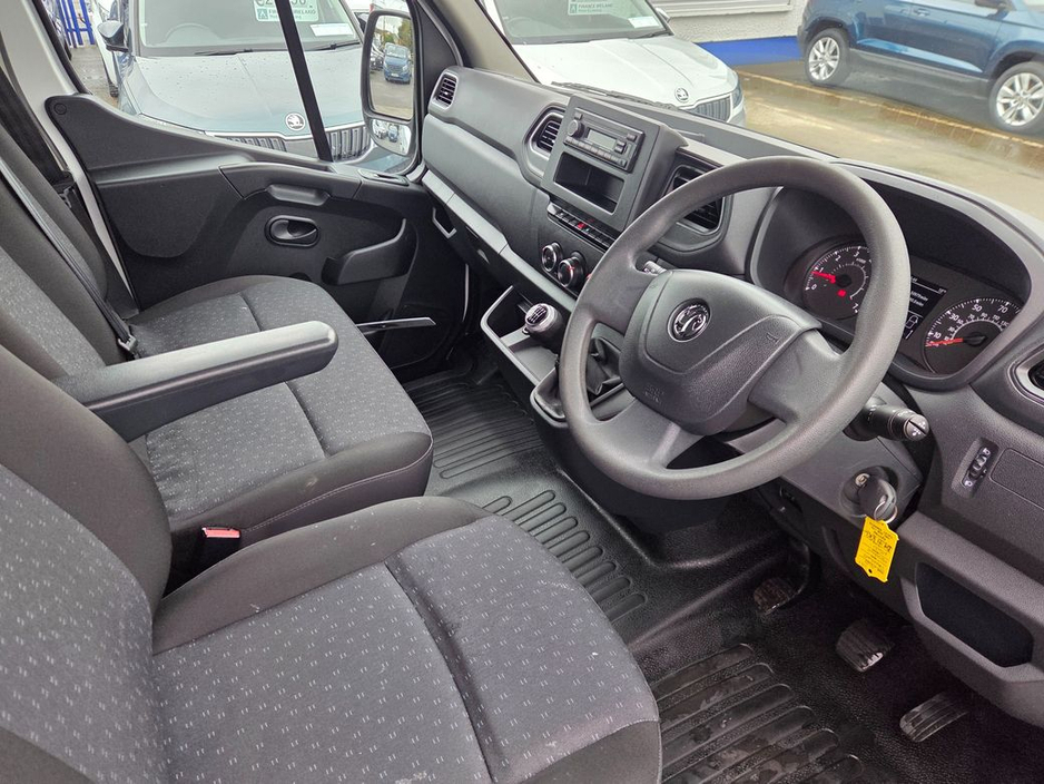 2021 Vauxhall Movano - image 8