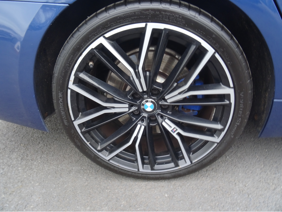 2022 BMW 5 Series - image 10