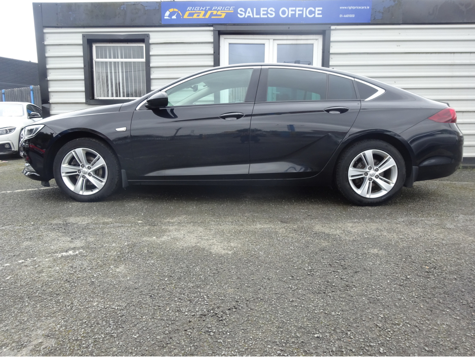 2021 Opel Insignia - image 5