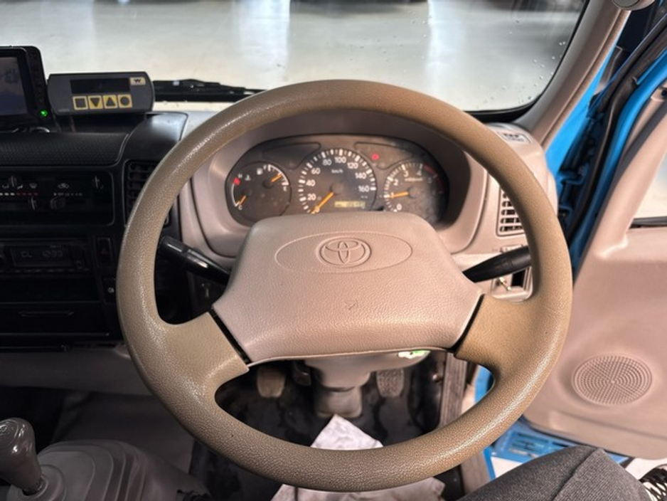 2011 Toyota Dyna - image 9