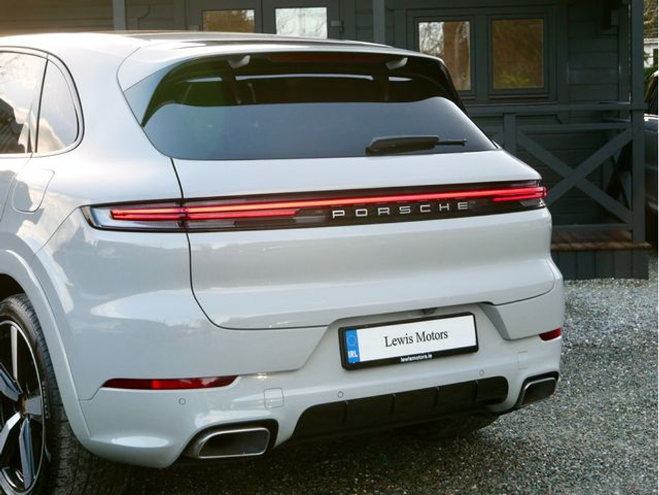 2024 Porsche Cayenne - image 13