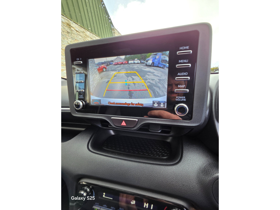 2021 Toyota Yaris - image 12