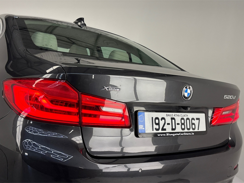 2019 BMW 5 Series - image 12