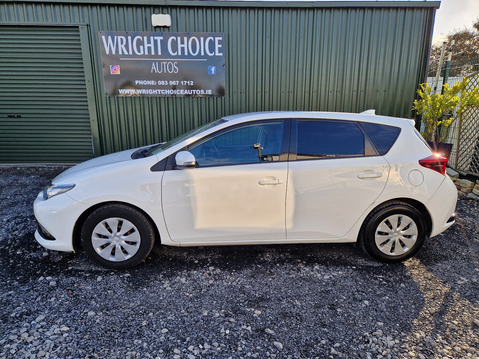 2017 Toyota Auris - image 9