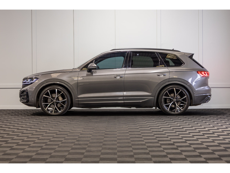 2025 Volkswagen Touareg - image 3