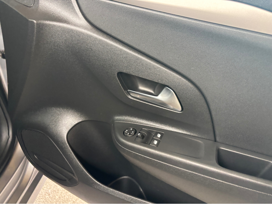 2021 Opel Corsa - image 3