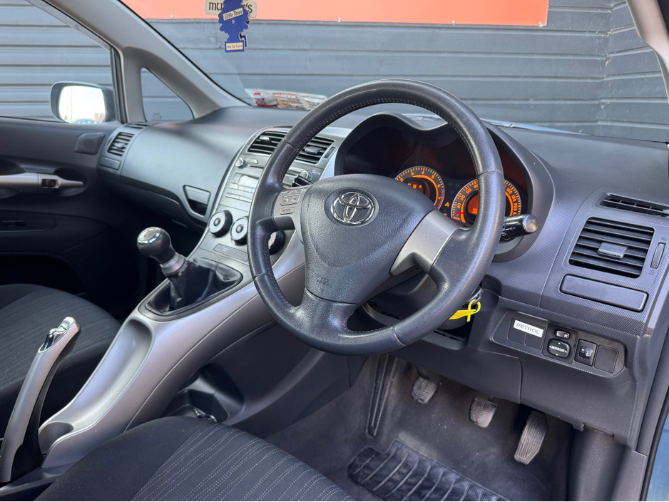 2008 Toyota Auris - image 9