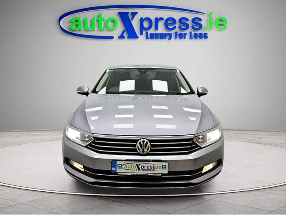 2018 Volkswagen Passat - image 3