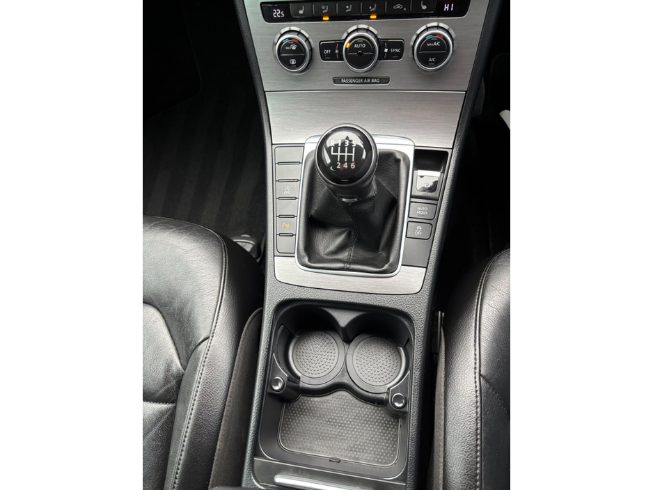 2014 Volkswagen Passat - image 28