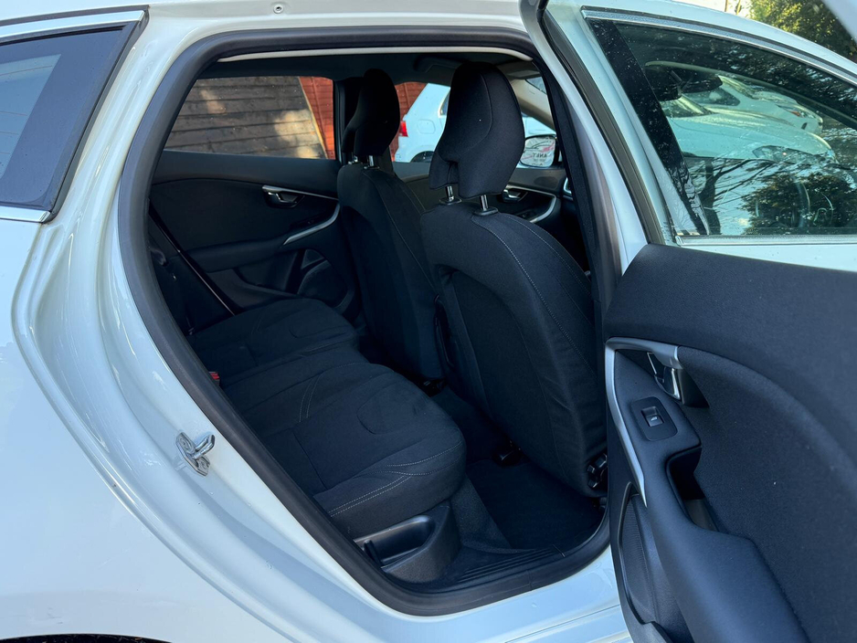 2014 Volvo V40 - image 20